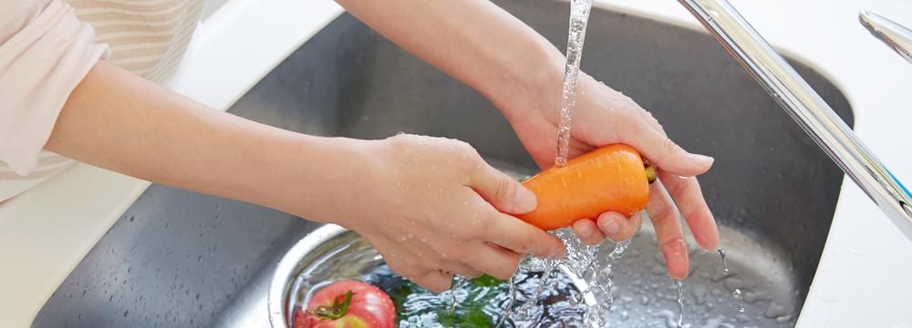 Víte, jak správně umývat ovoce a zeleninu a zbavit ji tak chemie? Pouhá voda nestačí!