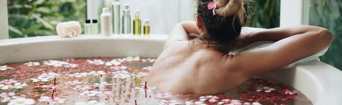 Jak si připravit relaxační bylinkovou koupel v teple domova?