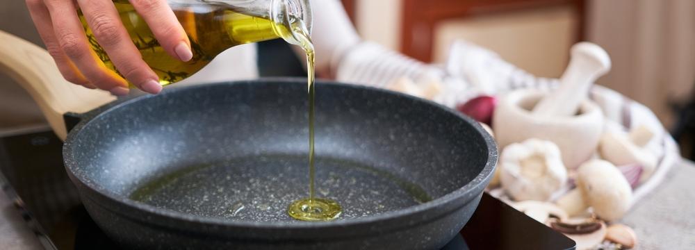 Olivový olej jako nezdravější tuk do jídelníčku. Umíte ho správně používat?