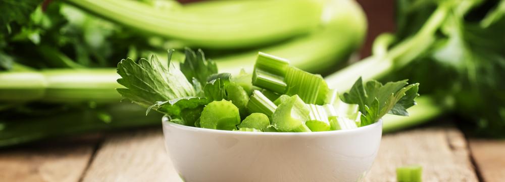 Řapíkatý celer: dokonalá zelenina, která nahradí chipsy, pečivo i hranolky. Jak ho využít v kuchyni?