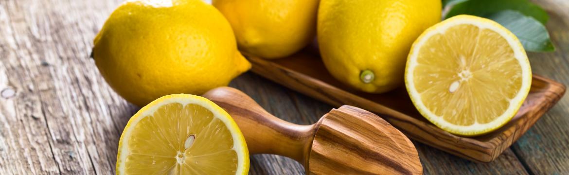 Úskalí tolik propagované vody s citrónem. Jak ji pít, aby byla opravdu prospěšná?