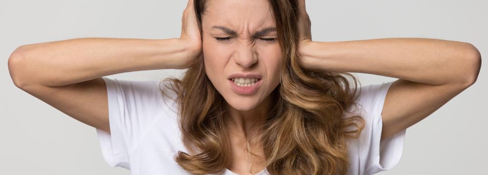 Jak bojovat se zalehlýma ušima? Základní metody zvládnete doma