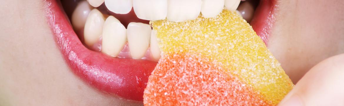 Co obvykle nejvíce škodí naší zubní sklovině?