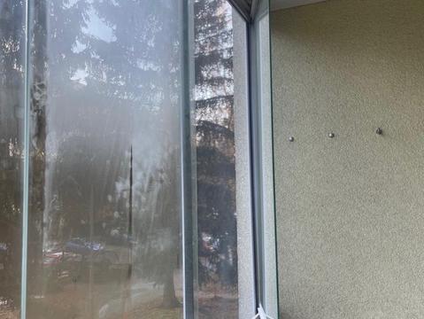 Jak zasklení balkonu ovlivňuje kvalitu vzduchu v bytě a vznik plísní