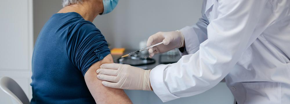 Vakcína proti chřipce prý může částečně ochránit i před covidem-19, tvrdí vědci