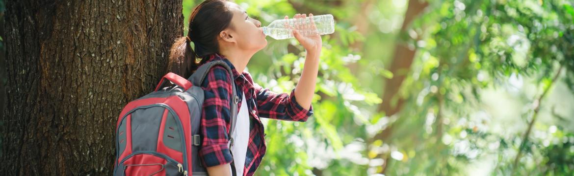 I rychlá chůze na procházce může způsobit dehydrataci. Jak správně pít?