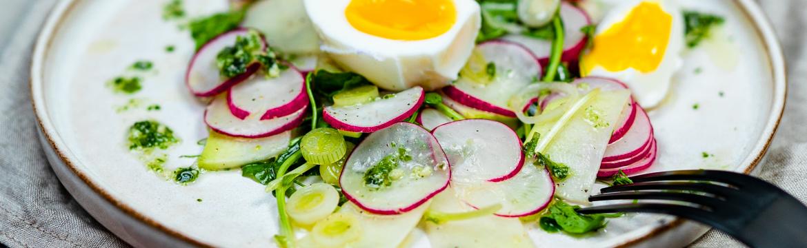 Ředkvičkový salát s hráškovými výhonky a vejcem