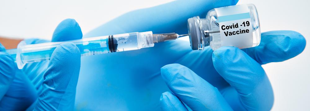 Vakcíny a osoby s oslabenou imunitou: Jak je to u nich s účinností a pomůže třetí dávka?