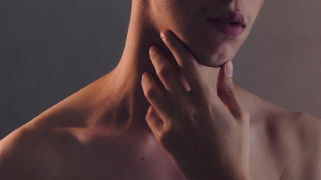 5 nejčastějších příčin bolesti v krku