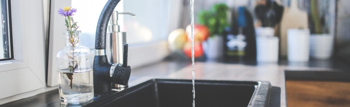 Chlorovaná voda z kohoutku: opravdu je její pití zdraví nezávadné?