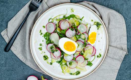 Ředkvičkový salát s hráškovými výhonky a vejcem