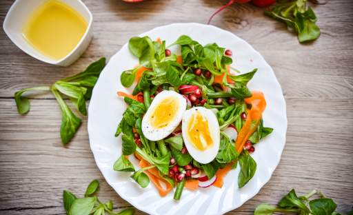 Svěží jarní salát s vejcem a polníčkem