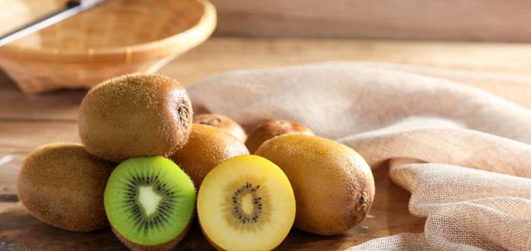 Kiwi a jeho benefity pro zdraví. Věděli jste, že můžete za jistých podmínek jíst i slupku?