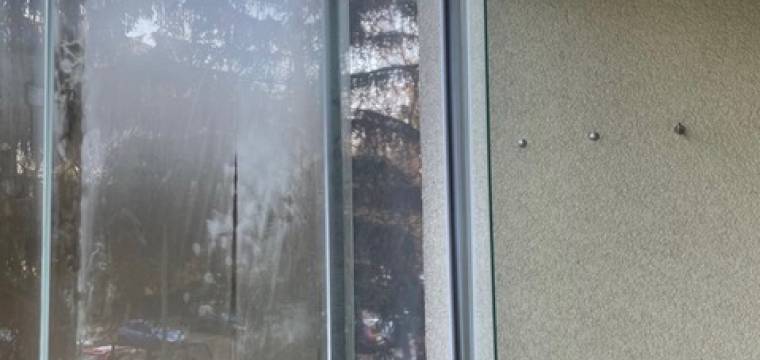 Jak zasklení balkonu ovlivňuje kvalitu vzduchu v bytě a vznik plísní