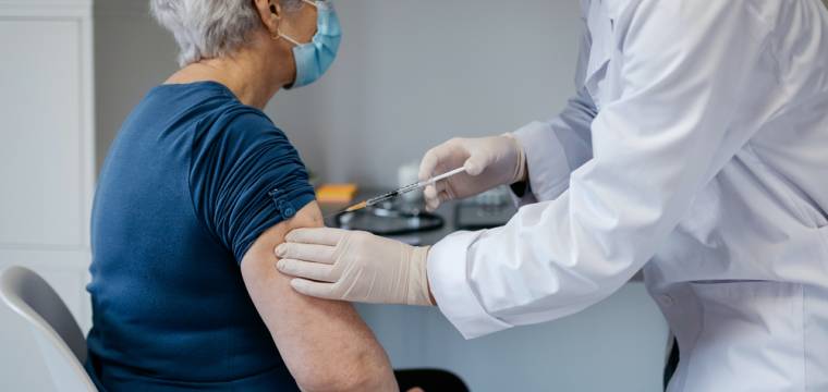 Vakcína proti chřipce prý může částečně ochránit i před covidem-19, tvrdí vědci