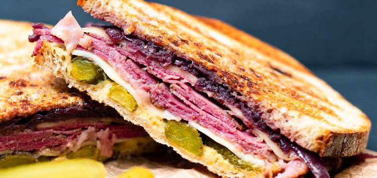 Hovězí pastrami sendvič s opečenou cibulkou