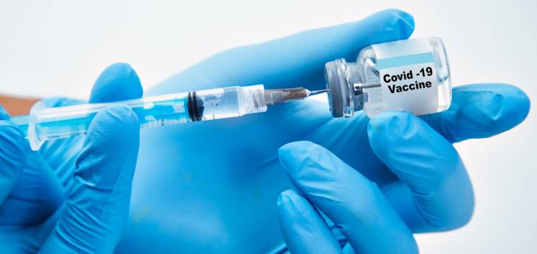 Vakcíny a osoby s oslabenou imunitou: Jak je to u nich s účinností a pomůže třetí dávka?