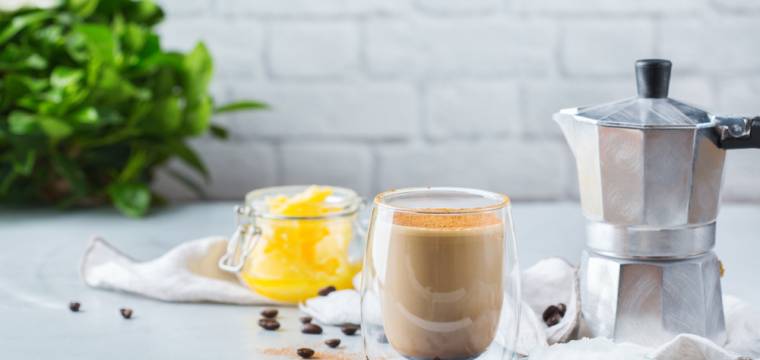 Bulletproof coffee: Káva, která chutná, zasytí a neuvěřitelně nakopne
