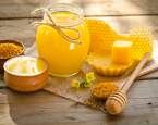 Včelí produkty med, propolis a mateří kašička: Proč se vyplatí je mít v domácí lékárně?