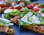 Cuketová pizza s mozzarellou a bazalkou