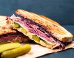 Hovězí pastrami sendvič s opečenou cibulkou