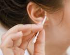 Jak si správně čistit uši? Třeba zapomeňte na vatové tyčinky