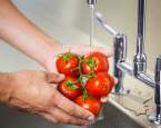 Hygiena potravin: Jak bezpečně zavařovat, které plody oloupat a kde určitě nekupovat ovoce?