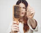 Šťáva z cibule a další babské rady, jak zpomalit nebo zabránit vypadávání vlasů
