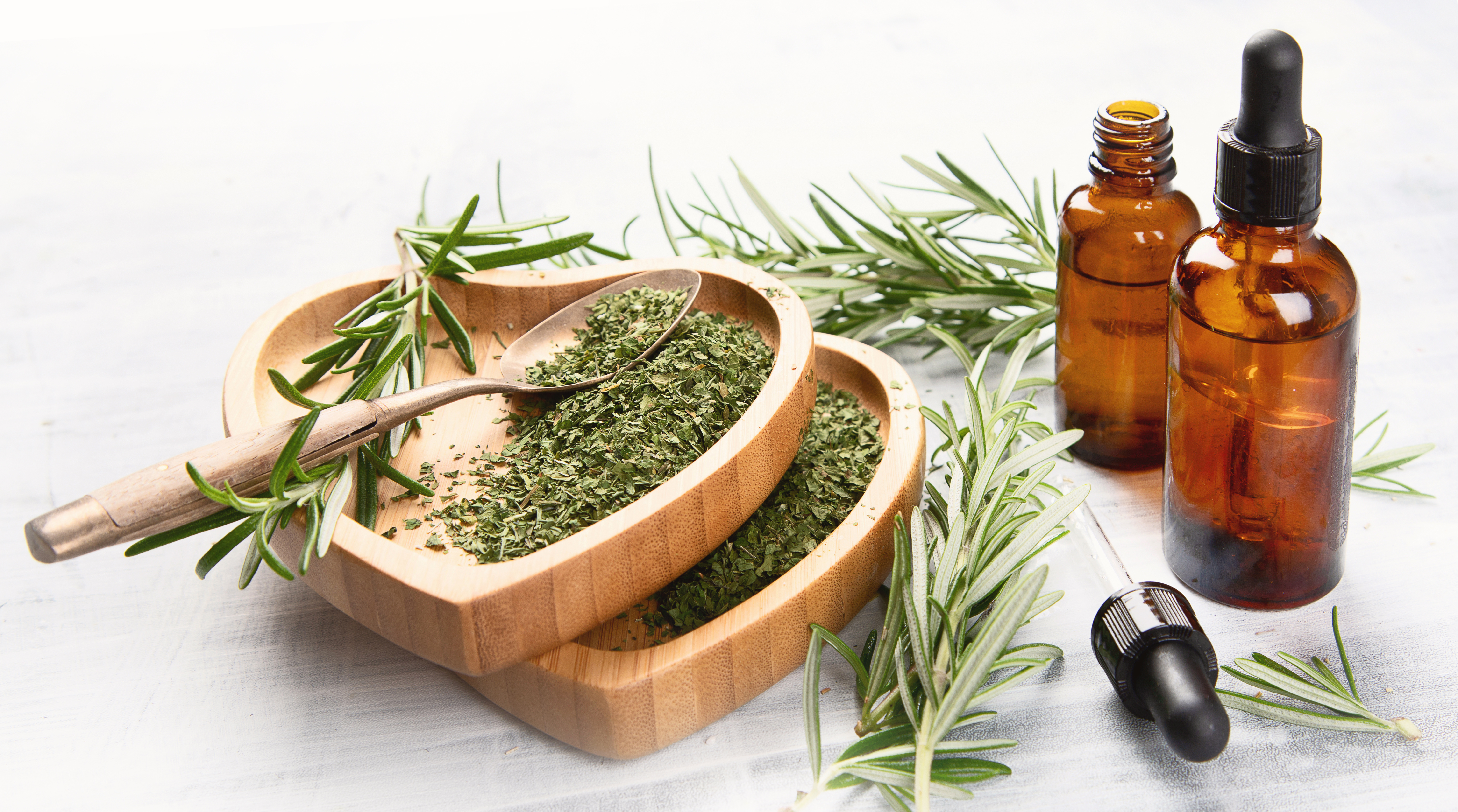 Экстракты трав. DOTERRA эфирное масло Rosemary. Rosemary Essential Oil. Розмарин растение эфирное масло. Аромамасла в медицине.