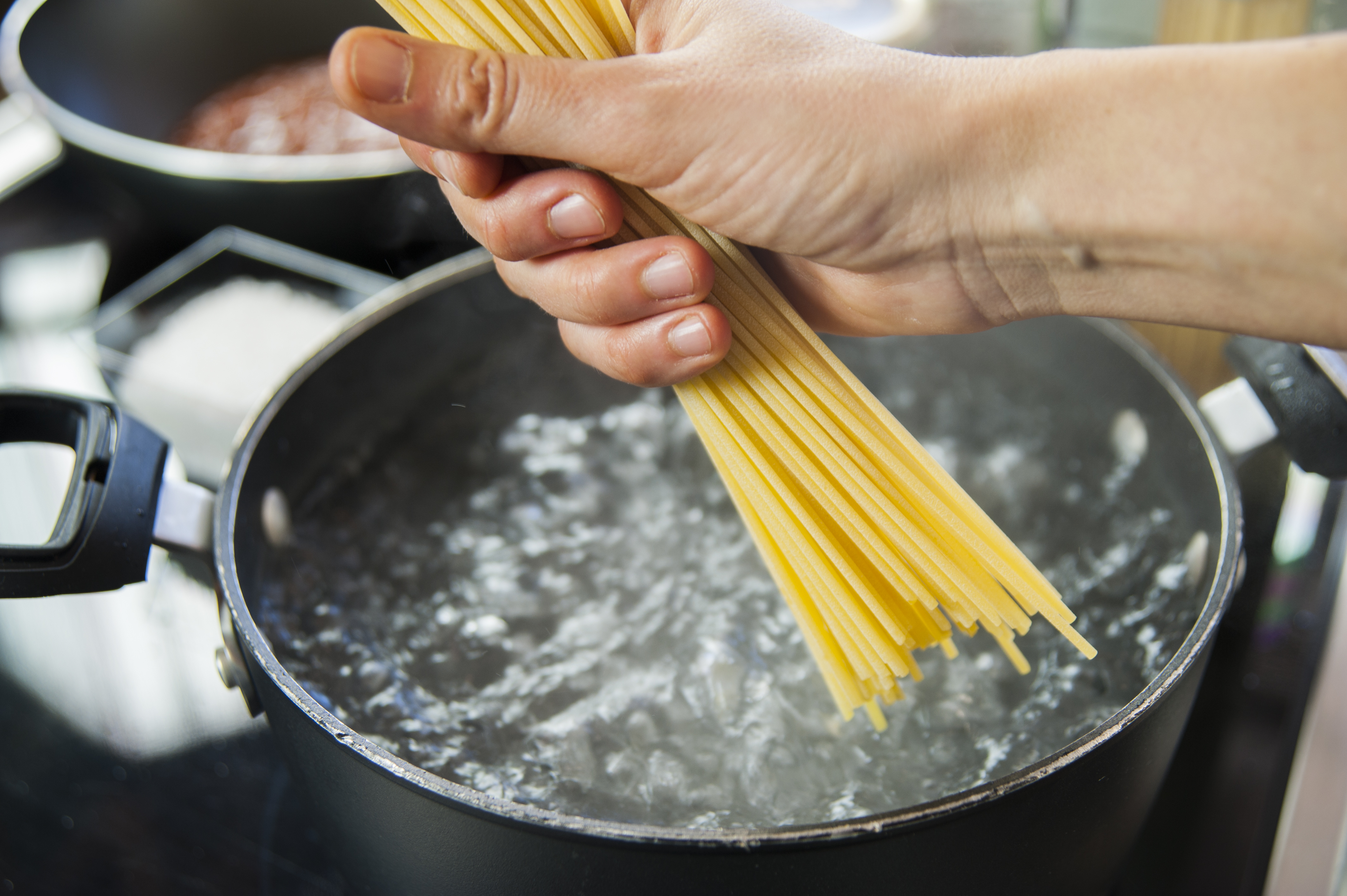 Как варить длинные макароны. Макароны в кастрюле. Кастрюля для спагетти. Спагетти вареные. Спагетти варятся.