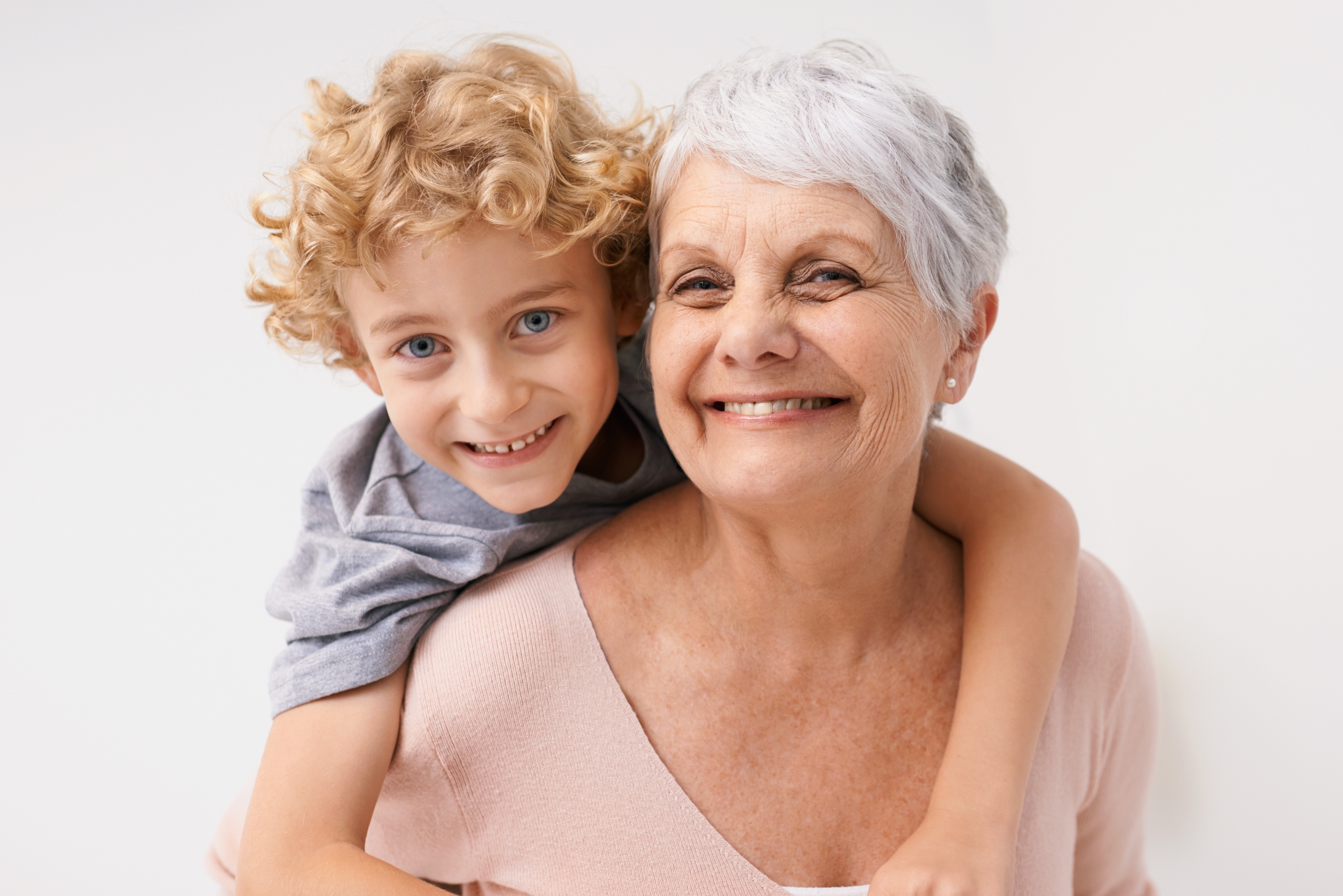 Grandma with them. Бабушка и внук. Пенсионеры с внуками. Женщина с внуком. Пожилая женщина с внуками.