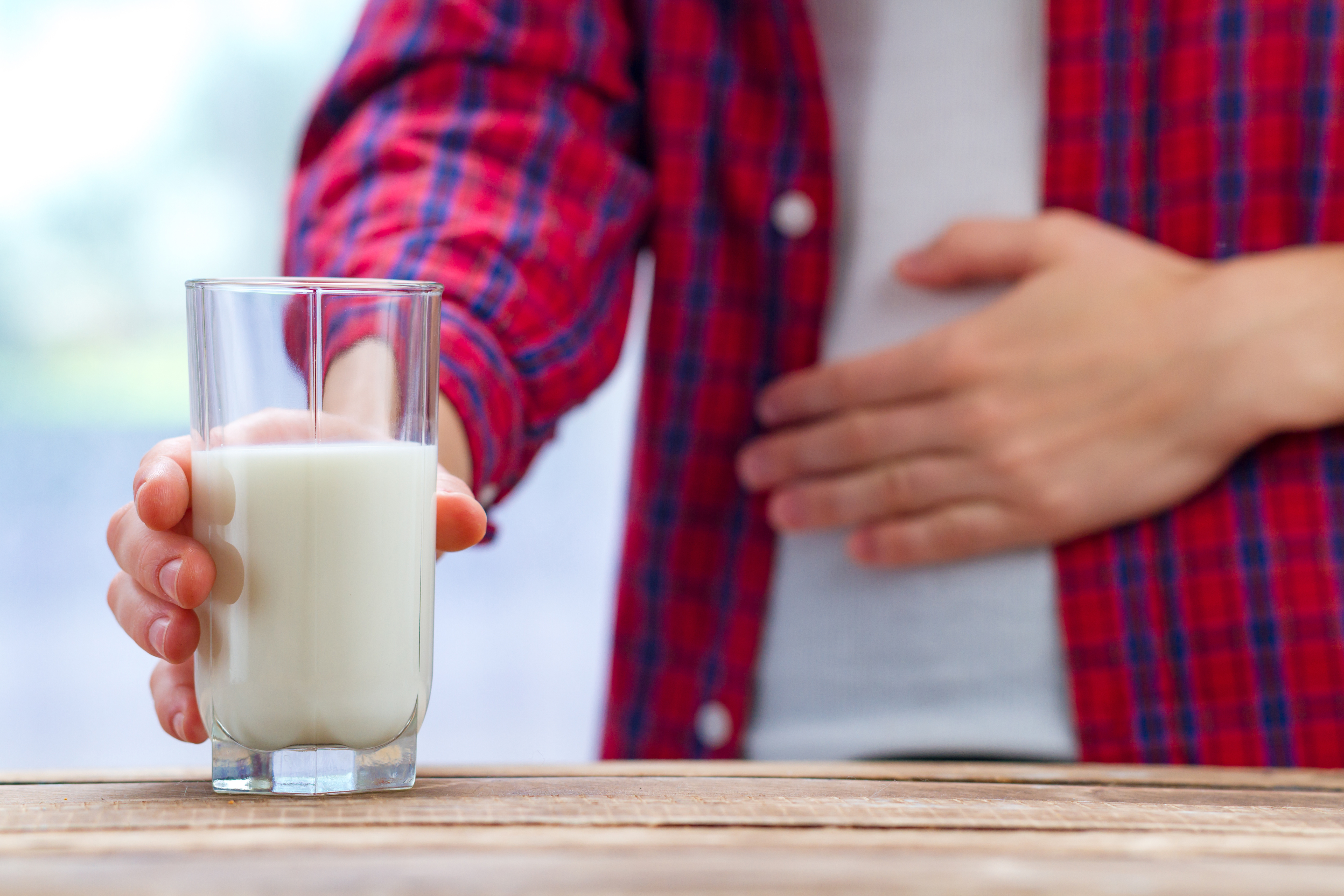 Можно ли пить молоко в пост. Человек с молоком. Молочные продукты. Молоко лактоза. Молоко противопоказано.