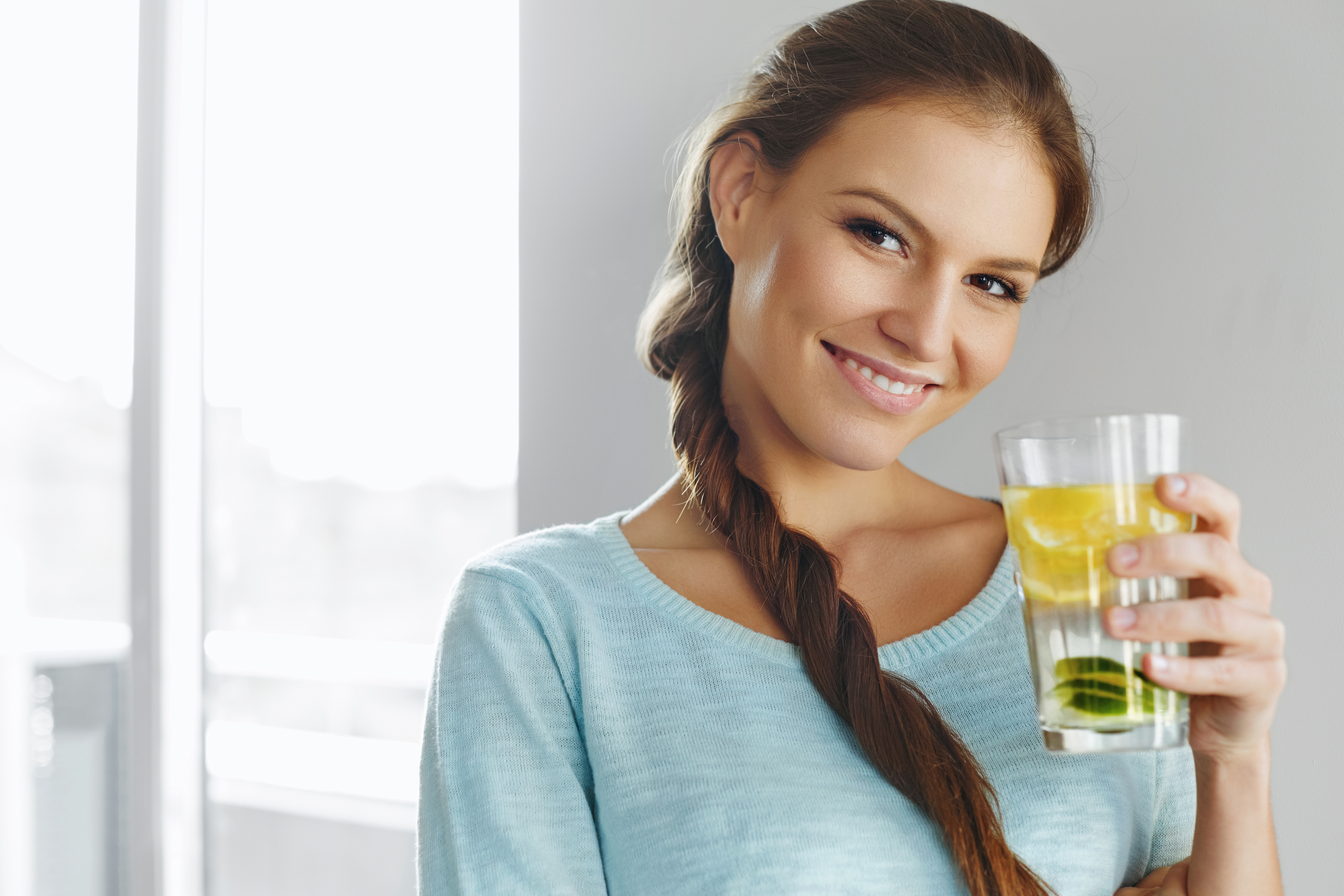 Пить. Женщина со стаканом воды. Девушка пьет воду с лимоном. Девушка пьет. Девушка со стаканом.