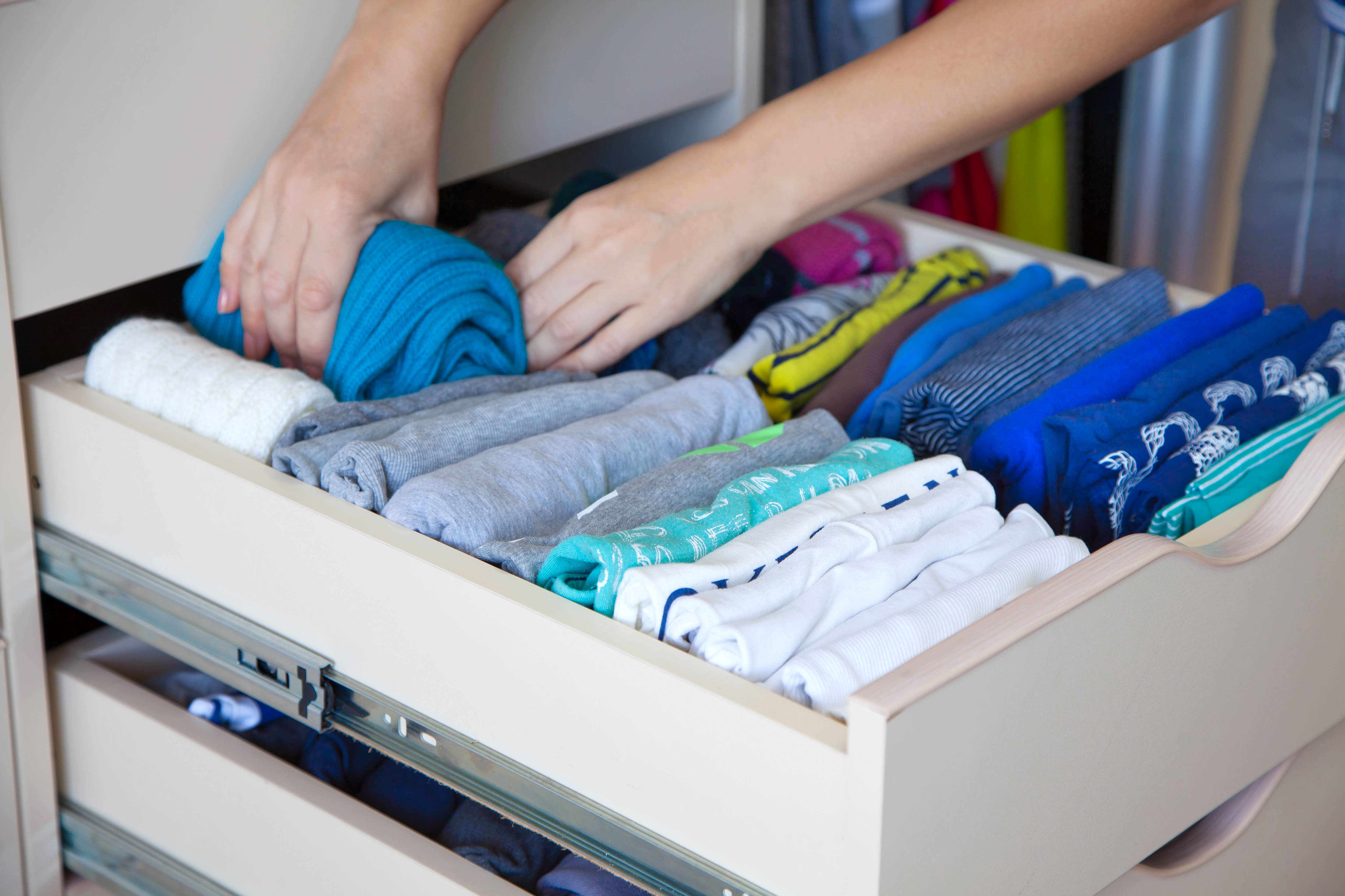 My clothes clean. Надо навести порядок в стране. Tidy up the Closet. Put away clothes. Put away your clothes.